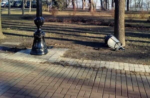 Продержались месяц и заржавели: в Мариинском парке меняют новые фонари