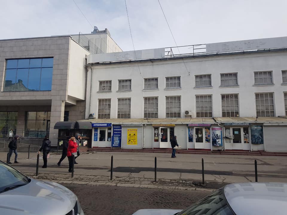 Біля Forum Lviv ураган зірвав дах і кинув на стихійний ринок. Фото Ігор Зінкевич.