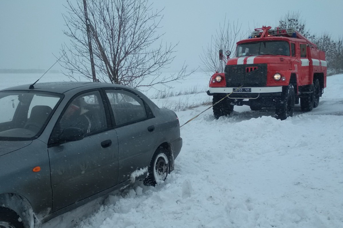 В снежном плену: под Харьковом машины застряли в сугробах (фото) - Харьков  Vgorode.ua