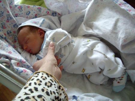 Новорожденный малыш в роддоме: первый осмотр врача