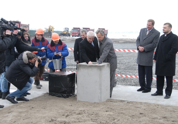 Министр АПК Украины <a href="http://kiev.vgorode.ua/refperson/6013/73885/"> Присяжнюк Н.В.</a> торжественно закладывает капсулу нового оптового рынка с/х продукции «Столичный»