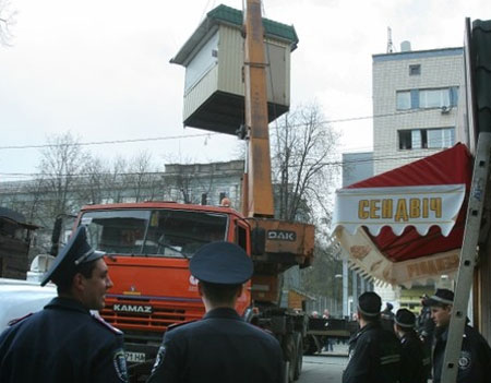 Ежедневно в столице сносят какой-то МАФ. 
Фото с сайта for-ua.com