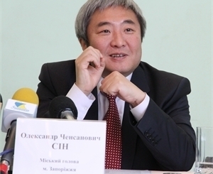 Александр Син обязал коммунальщиков убрать город от снега до сегодня.
Фото из архива "В городе".