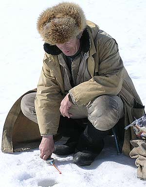 В одной из лунок киевский рыбак выудил велосипед. 
Фото www.kp.ru.