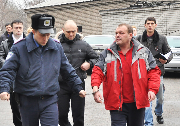 Владислав Тиховский (справа)  во время посещения одной из больниц города
Фото газеты "Мрия"