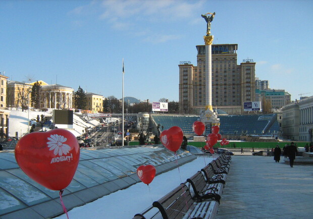 В столице поставили рекорд, расятнув, самую длинную ленту любви. Фото Зинаиды Рошу