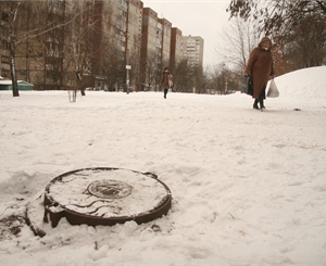 В столице за год украли более тысячи люков. Фото Артема Пастуха 