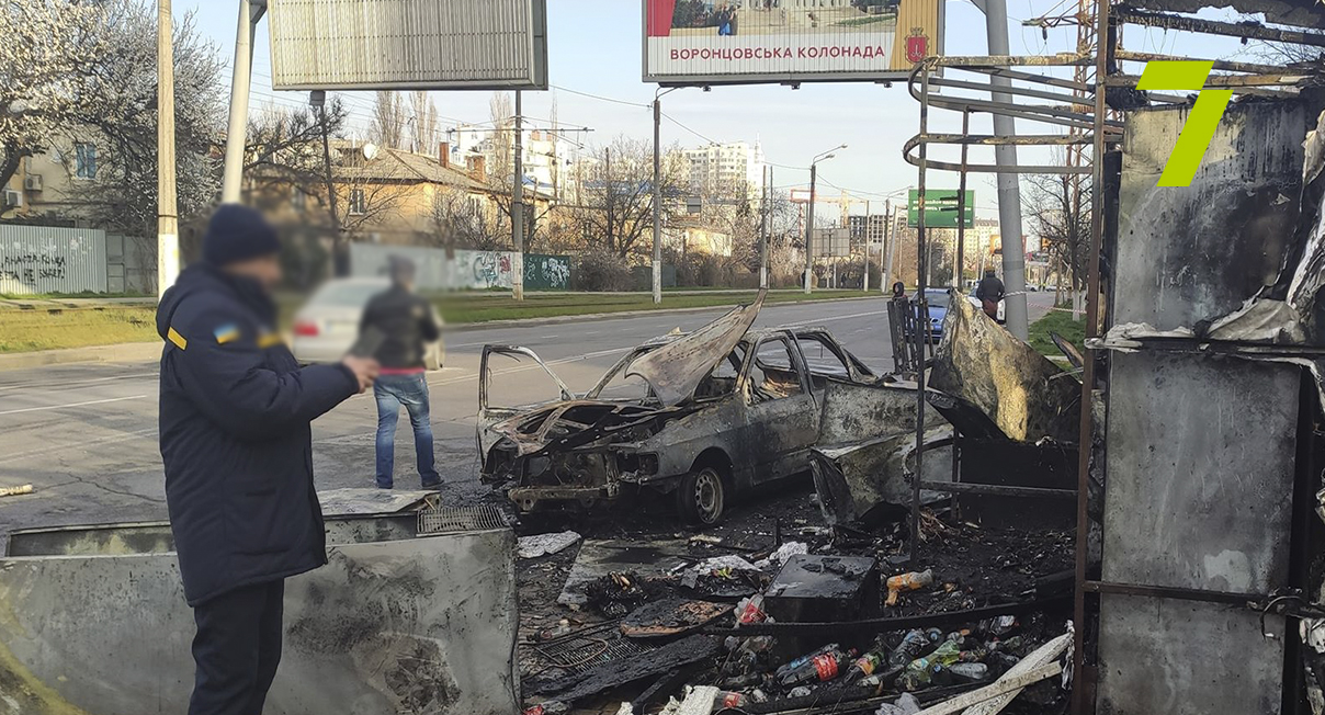 На Таирова горела машина и киоск - Одесса Vgorode.ua