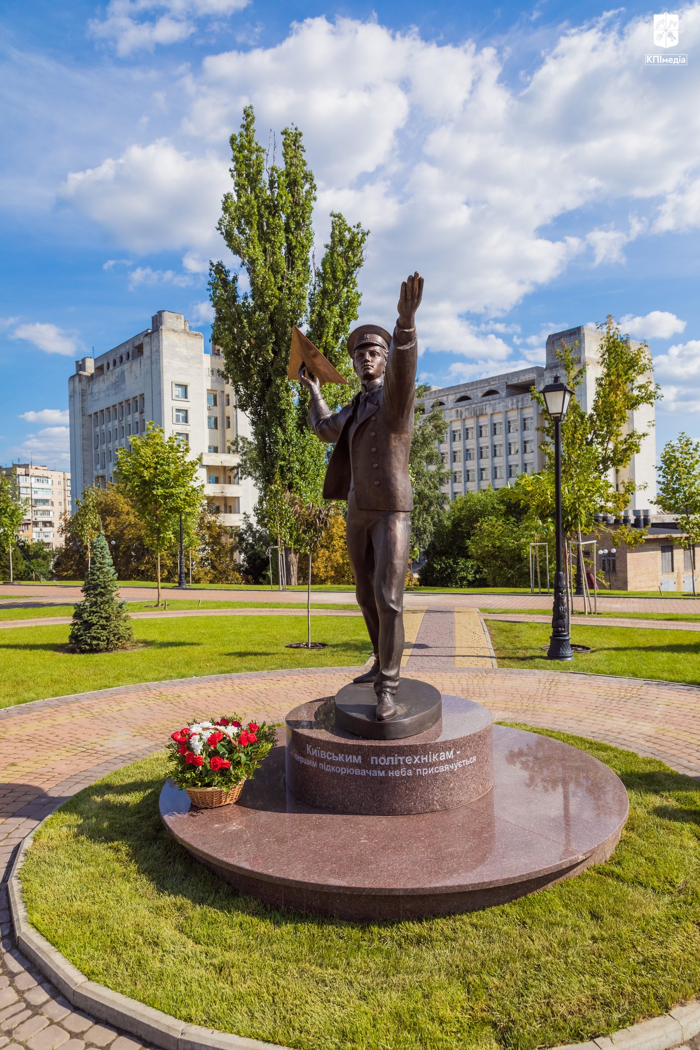 "В Киеве открыли сквер Авиации и скульптурную композицию - || фото: facebook.com/solorgovua"