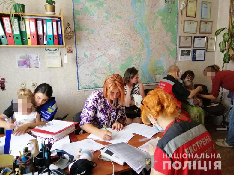 Бабушка официально отказалась от детей в пользу государства. Фото: пресс-служба полиции Киева