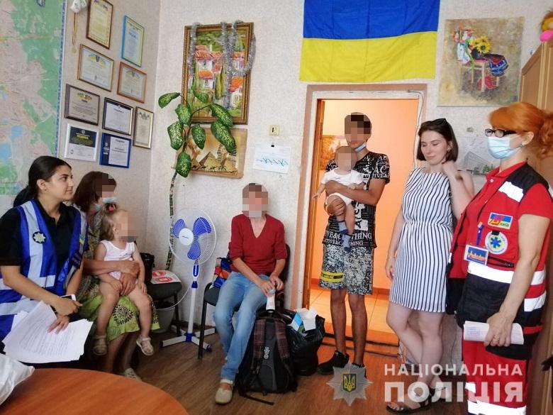 Всего за несколько минут была обнаружена женщина, оставившая детей на улице. Фото: пресс-служба полиции Киева
