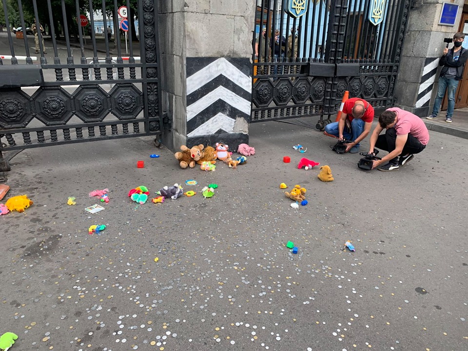 Под воротами Министерства обороны - мелкие деньги и мягкие игрушки Фото: golos