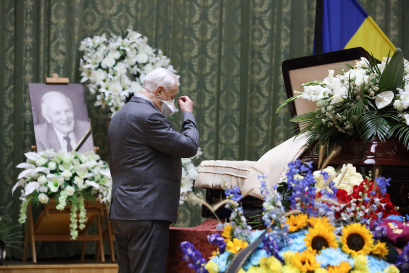 Леонид Кравчук у гроба Бориса Патона. Фото:РБК-Украина