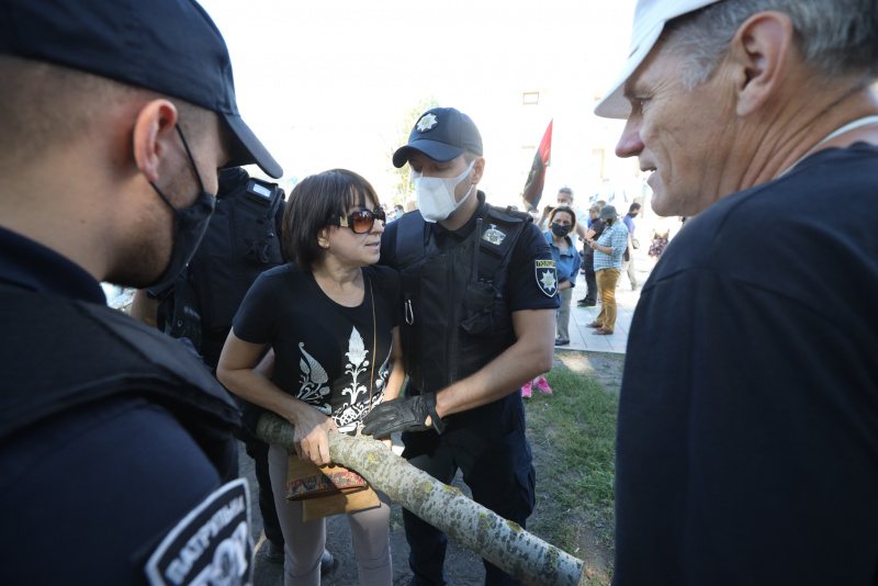 Участники акции попытались пронести дрова в Верховную Раду фото: РБК Украина