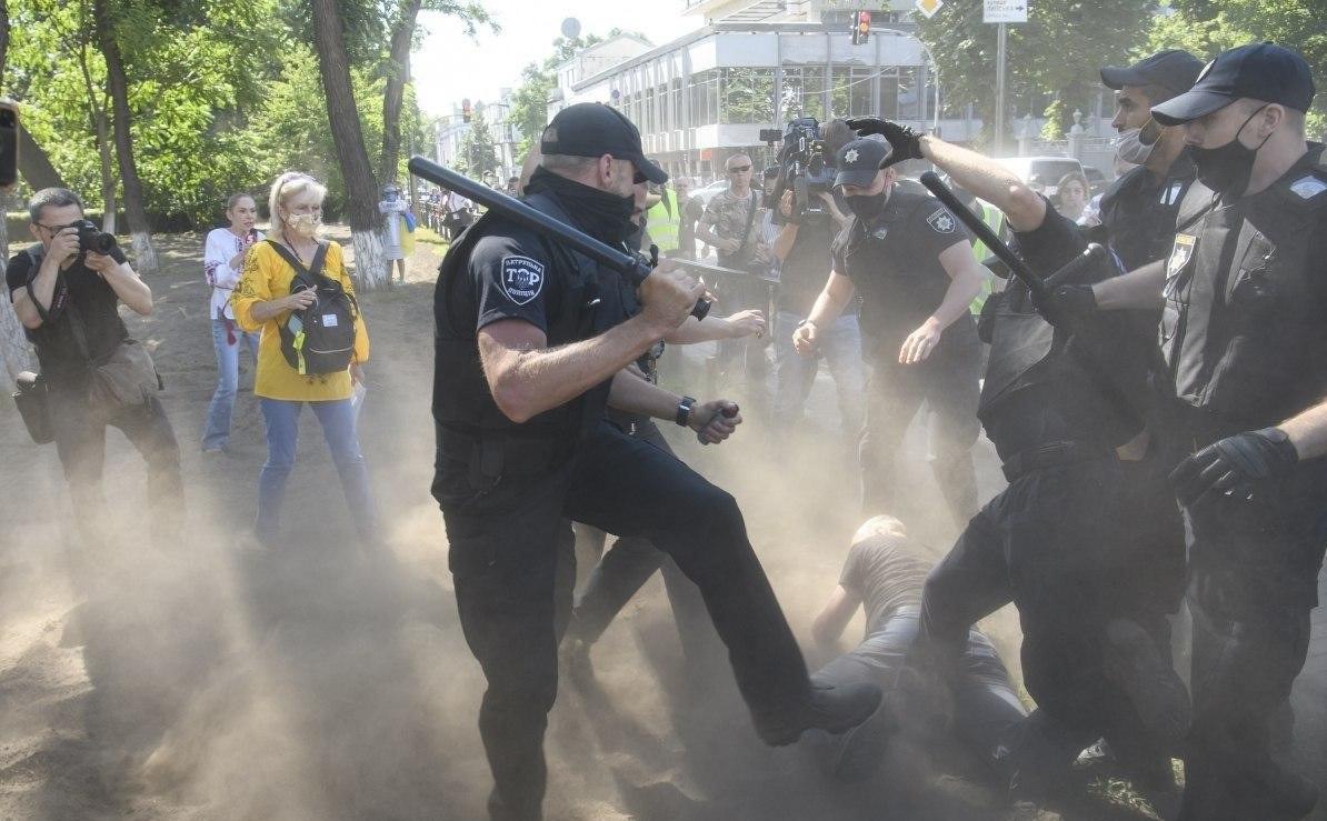 Стычки полиции и участников акции протеста; фото: Киев LIVE