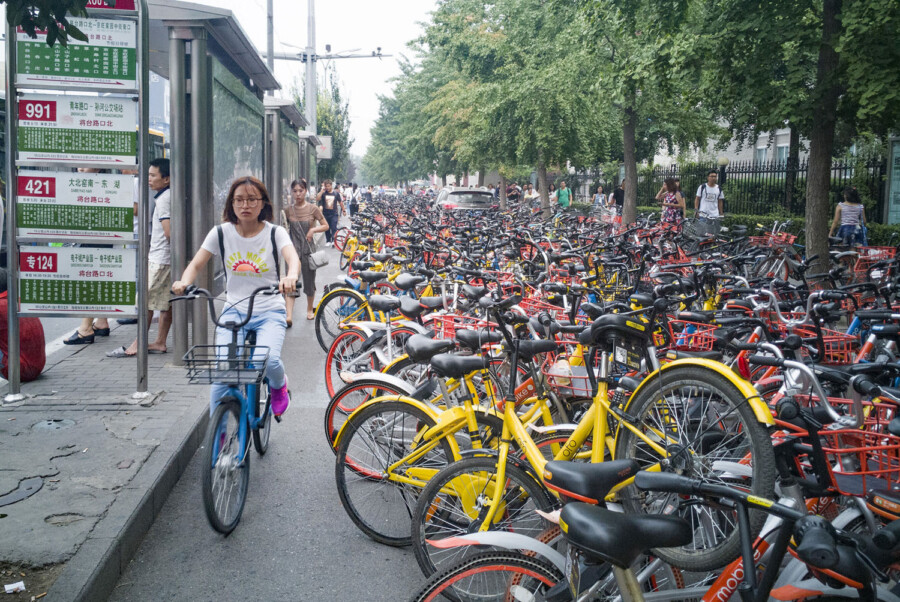 Улицы китайского города, заставленные прокатными велосипедами. Фото: vc.ru