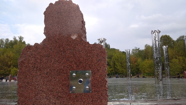 Каменная фигура с монокуляром. Фото: Иван Сотников