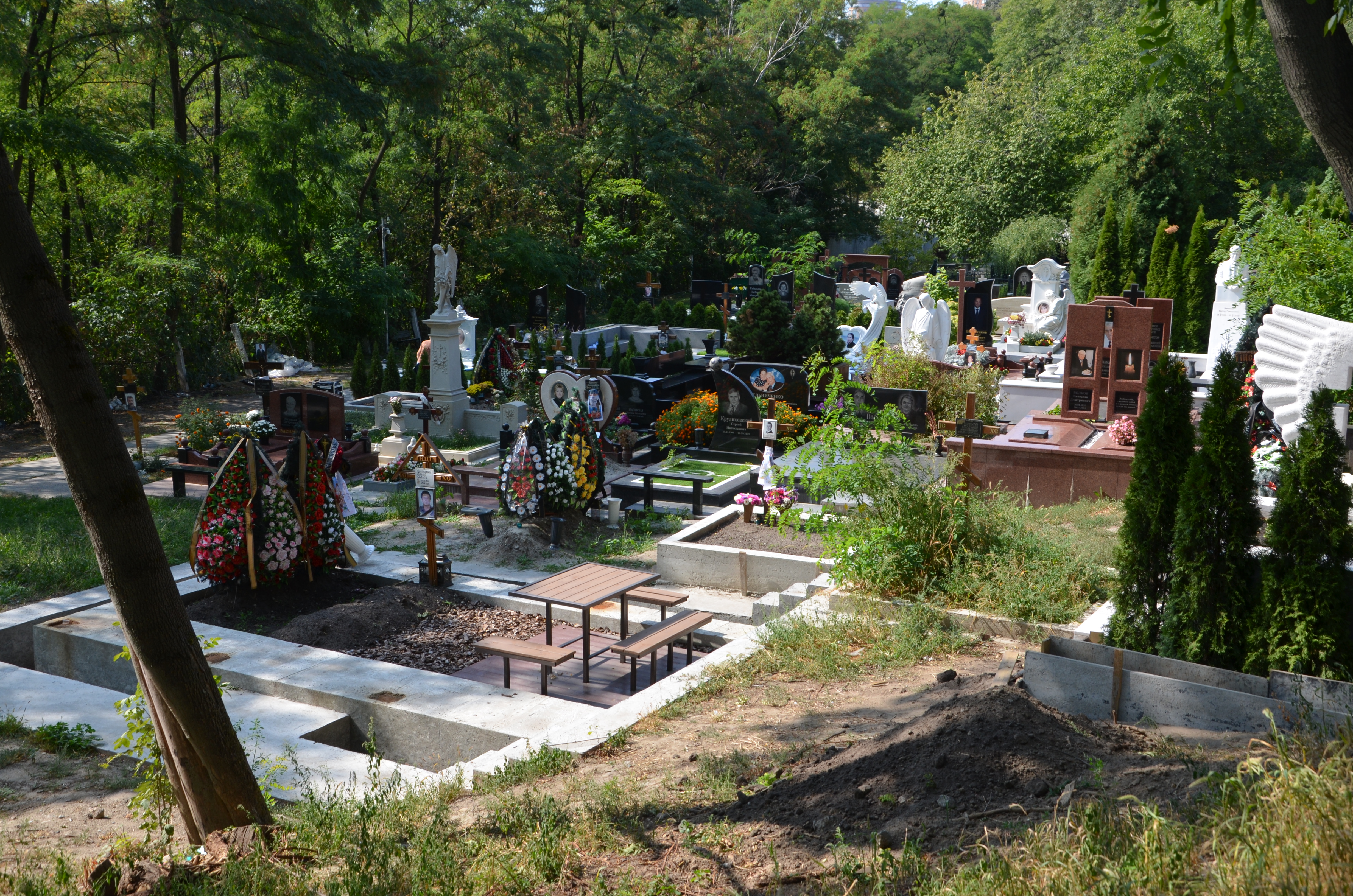 Новые могилы и надгробия на Зверинецком кладбище. Фото: Иван Сотников