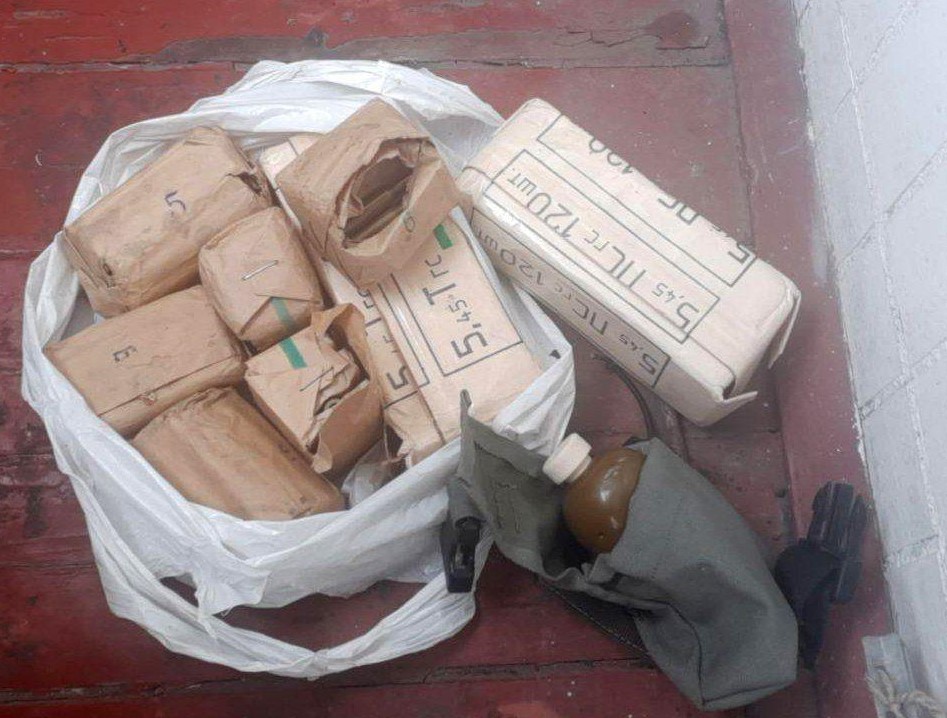 Коробки с маркировкой обычных и трассерных патронов калибра 5,45 и граната. Фото: пресс-служба патрульной полиции Киева