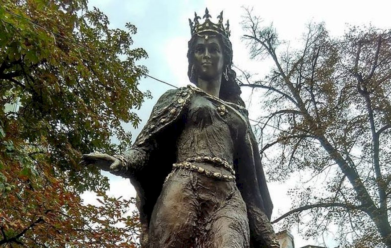Памятник Анне Киевской в Санлисе. Фото: Бизнес-медиа