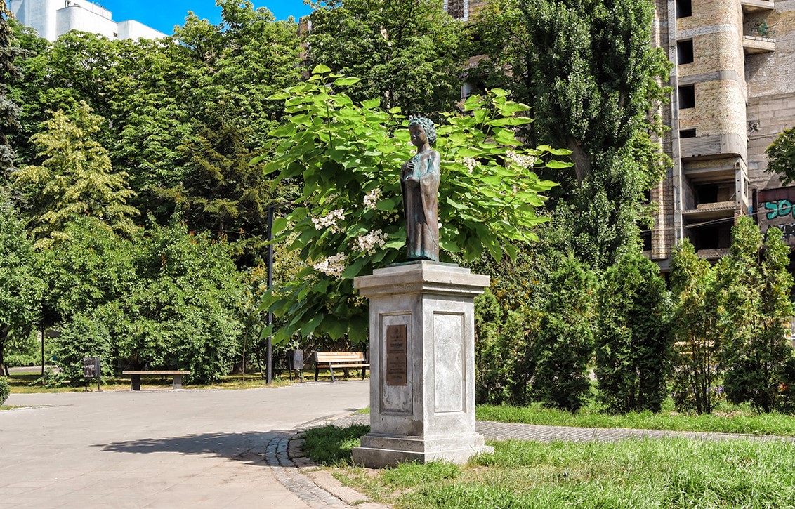 Памятник Анне Киевской в Киеве на Львовской площади. Фото: КиевФото