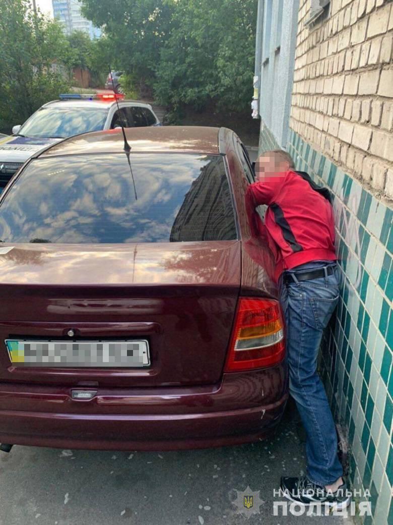 Злоумышленник застрял на месте преступления Фото:Facebook полиции Киева