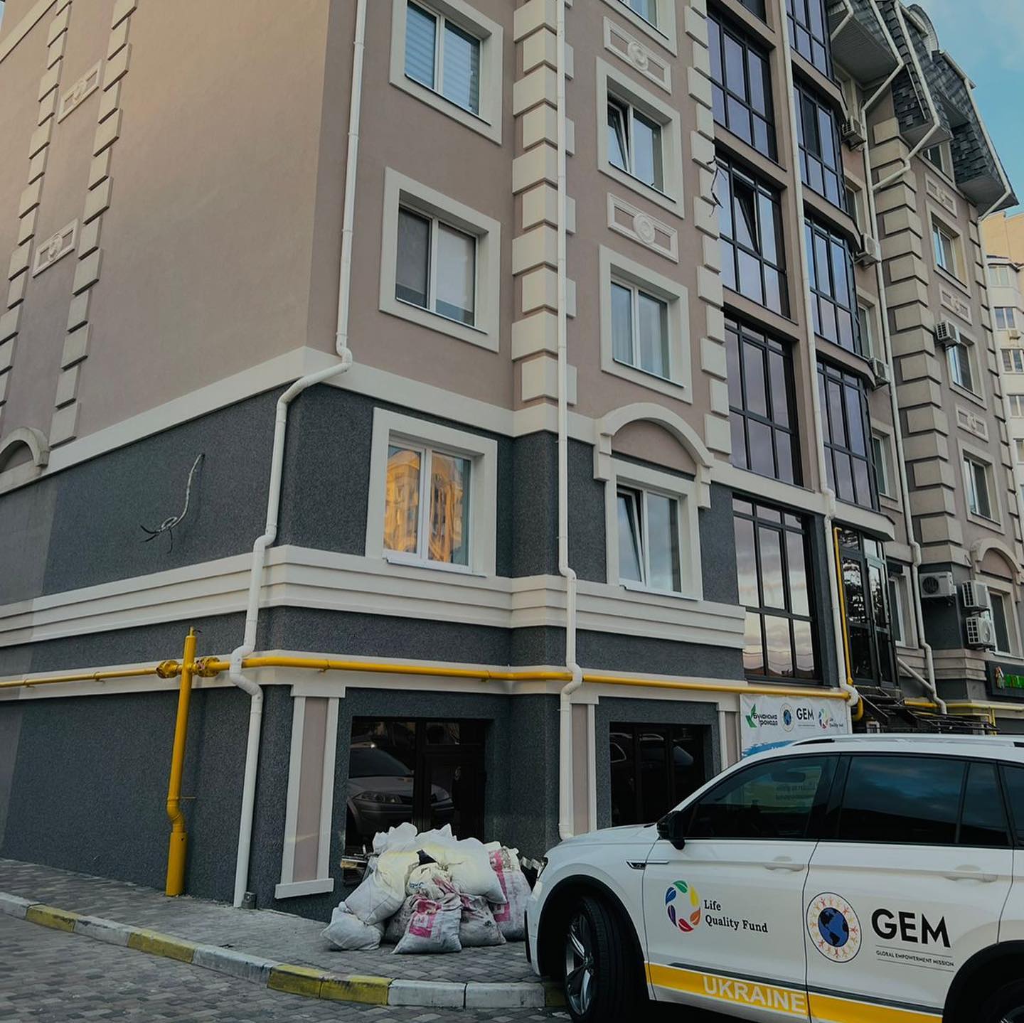 "Як американська організація відновила один із зруйнованих будинків у Бучі. || Фото: facebook/theglobalempowermentmission"