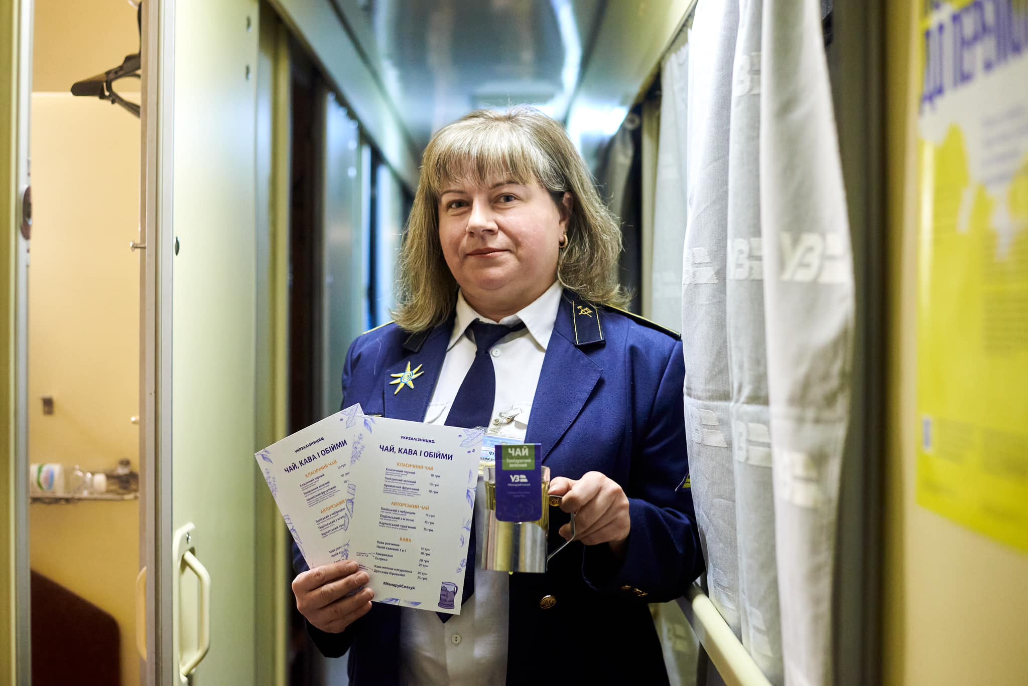 "УЗ обновила меню чая и кофе и возвращает в поезда подстаканники. || Фото: Укрзалізниця"