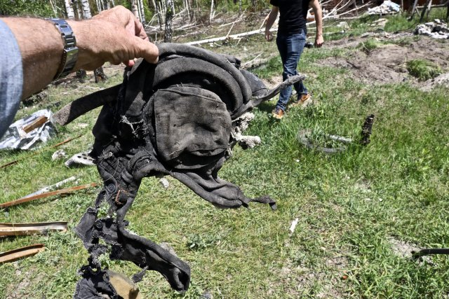 Оставленная возле места убийства часть формы солдата РФ. || Фото: rsf.org