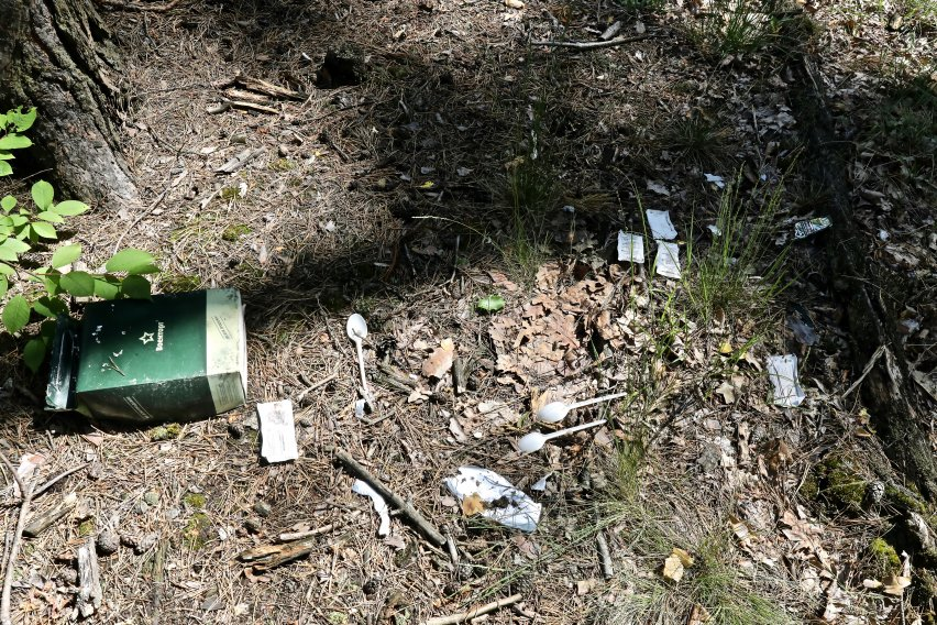 Остатки сухпайка и пластиковых приборов солдат РФ возле места убийства. || Фото: rsf.org