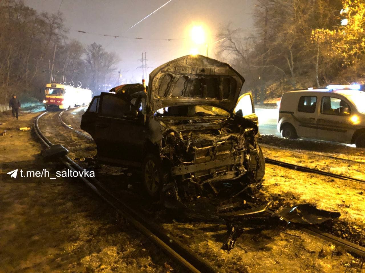 Оставил на рельсах горящий автомобиль: в Харькове пьяный водитель сбежал с  места ДТП (фото) - Харьков Vgorode.ua