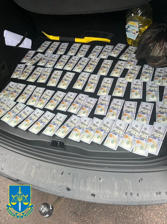 "Головний інспектор митного поста на Львівщині вимагав та отримав 8,8 тисяч доларів хабара || Фото: lviv.gp.gov.ua"