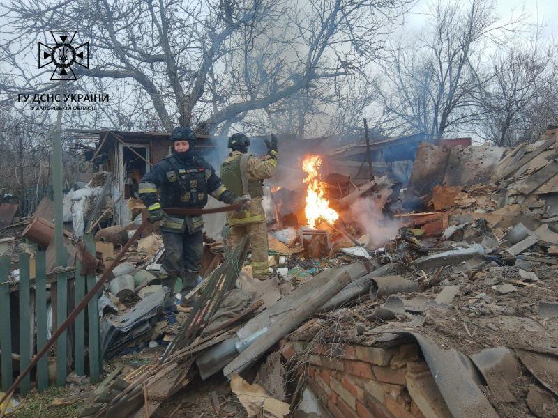 "У Запоріжжі рятувальники ліквідували загоряння будівель внаслідок атаки Shahed. || Фото: t.me/gu_dsns_zp"