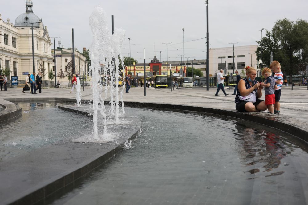 Na Ploshi Dvircevij Zapracyuvav Fontan Z Kolorovoyu Pidsvitkoyu Foto Lviv Vgorode Ua