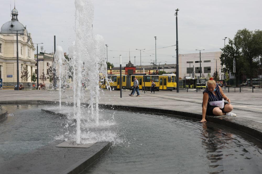 Na Ploshi Dvircevij Zapracyuvav Fontan Z Kolorovoyu Pidsvitkoyu Foto Lviv Vgorode Ua