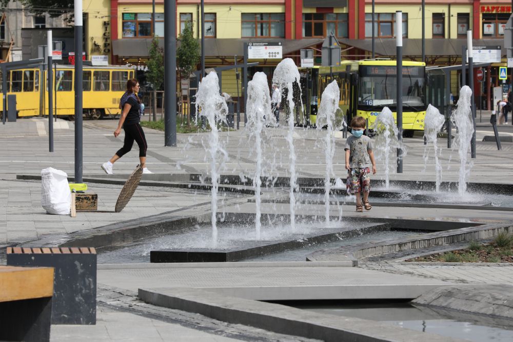 Na Ploshi Dvircevij Zapracyuvav Fontan Z Kolorovoyu Pidsvitkoyu Foto Lviv Vgorode Ua