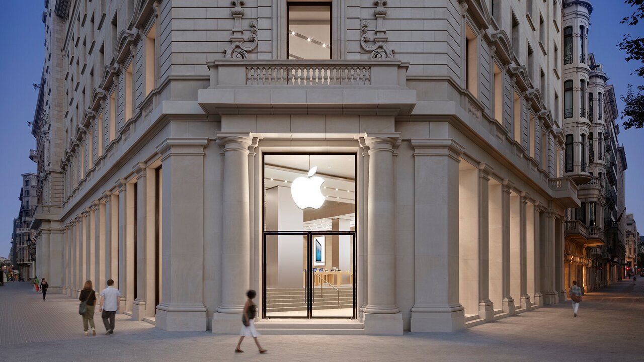 Вот так выглдит Apple Store в Барселоне. Источник фото: "Туристер" 