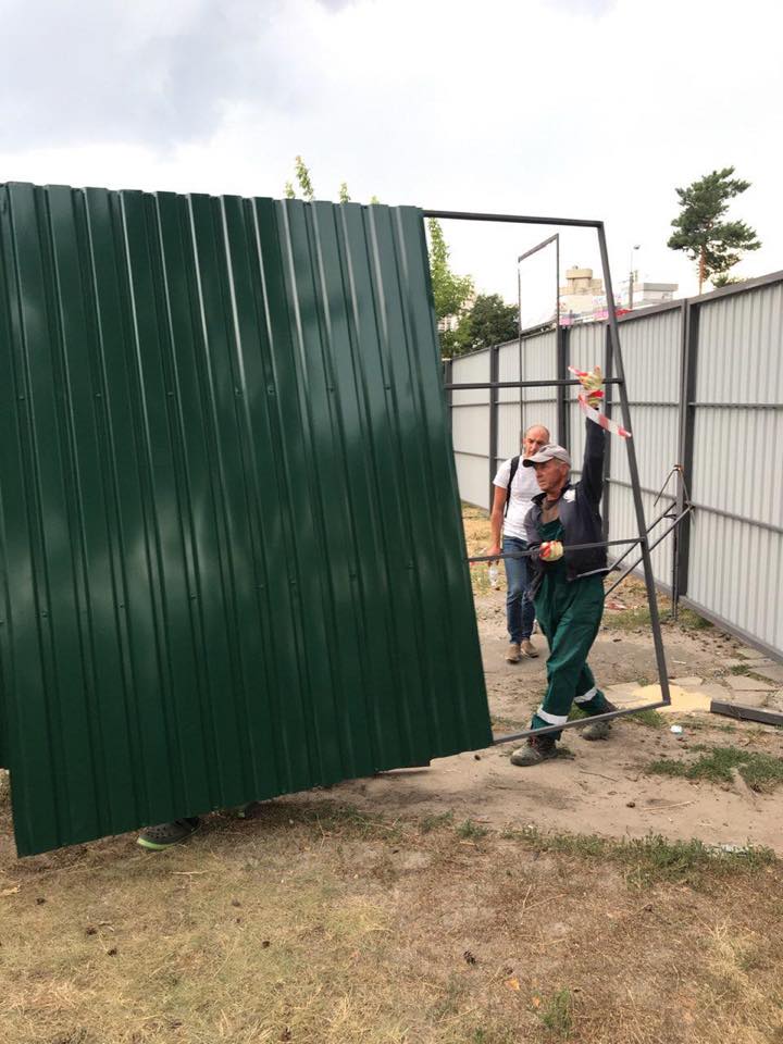 Вот так демонтировали забор. Источник фото: Facebook-страничка Виталия Кличко