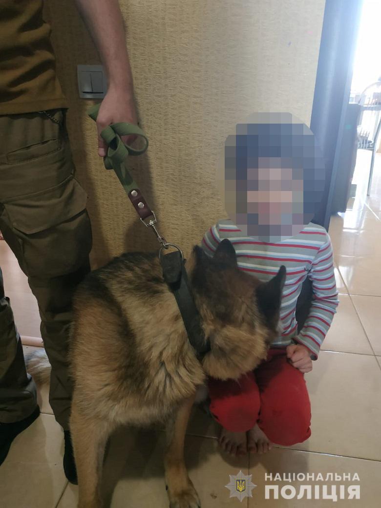 Ребенок общается с собакой. Источник фото: Национальная полиция