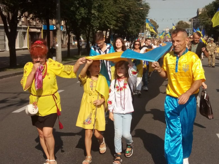 "По главному проспекты прошла колонна людей фото: zp.depo.ua"