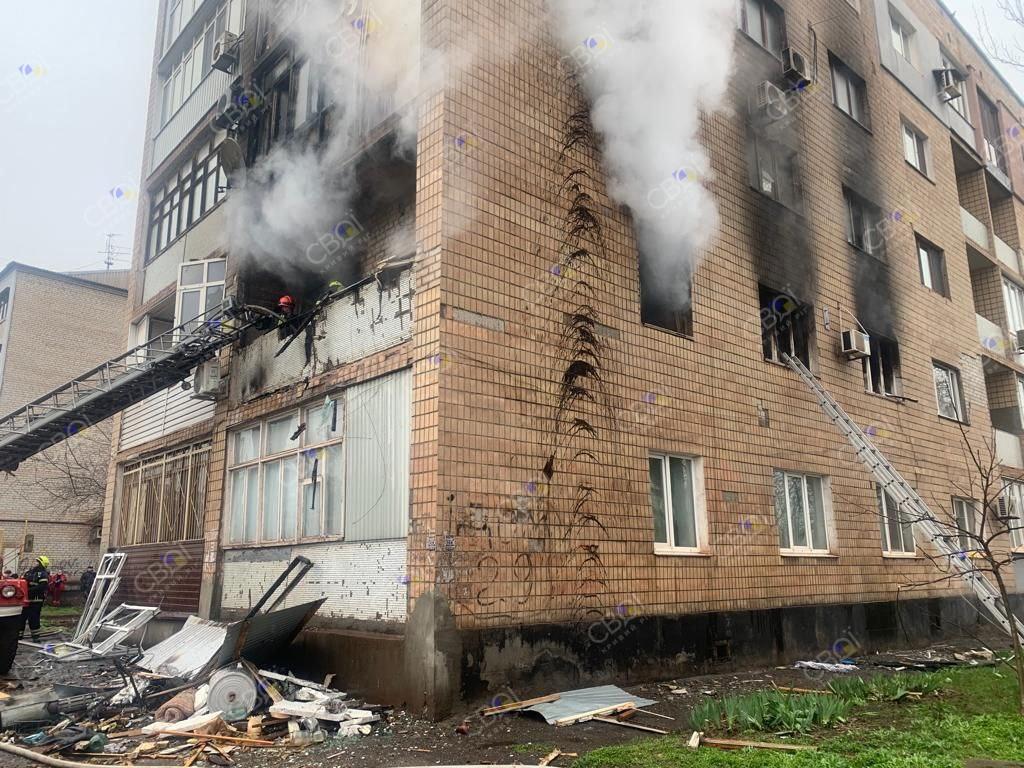 В Кривом Роге в результате российской атаки загорелась многоэтажка, есть погибшие