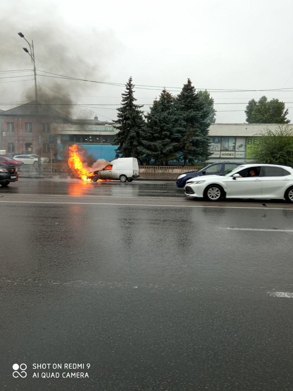 На Слобожанском проспекте в Днепре вспыхнула машина (фото) - Днепр  Vgorode.ua