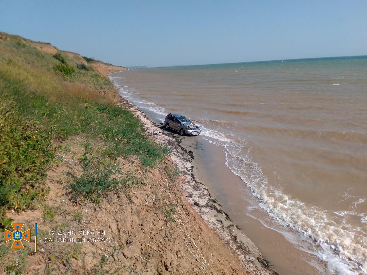 Прямо в воду: возле Бердянска автомобиль слетел с обрыва - Запорожье  Vgorode.ua