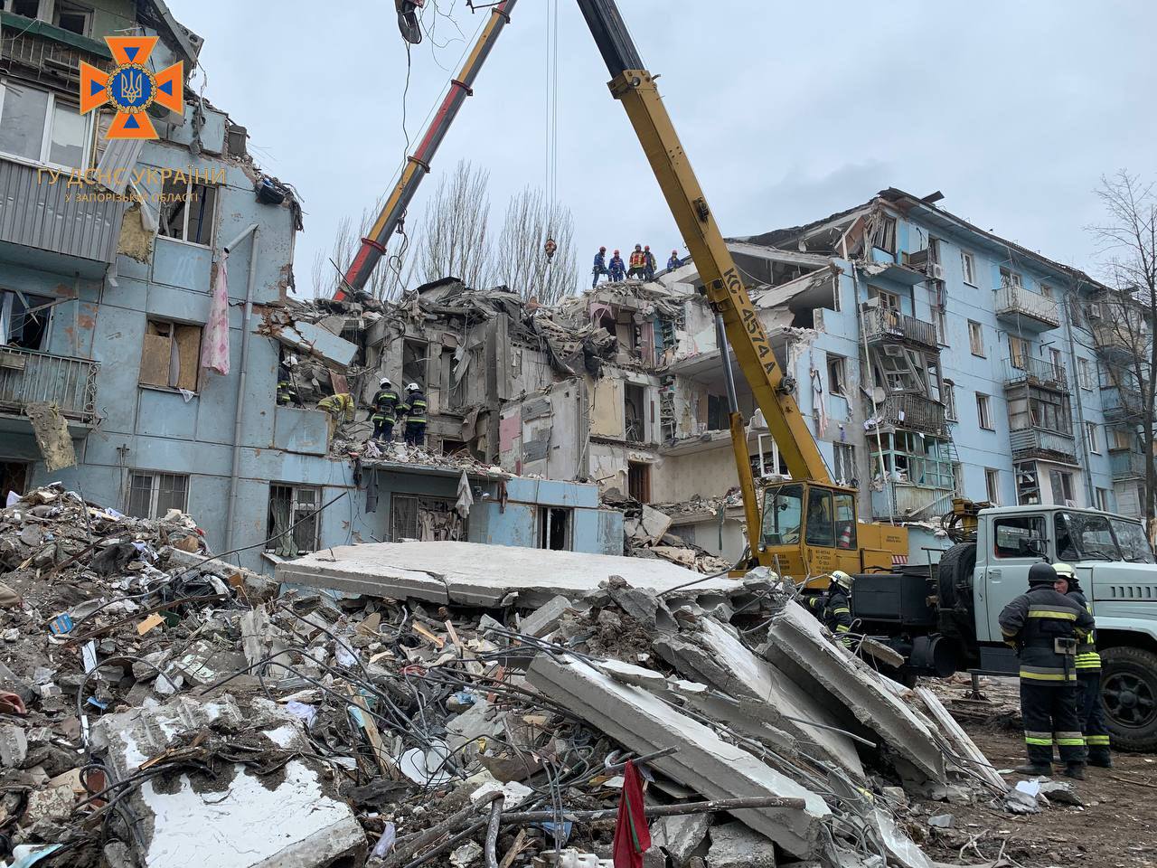 "В Запорожье продолжается операция по спасению людей – || фото: t.me/gu_dsns_zp"