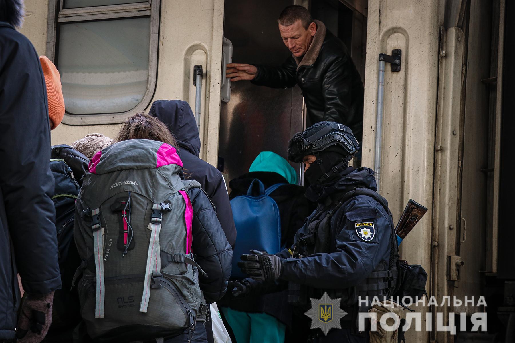 "Некоторые люди направляются на железнодорожный вокзал – || фото: zp.npu.gov.ua"