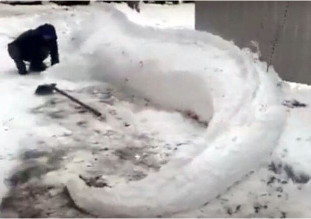 Ярославцы мастерят снежные фигуры