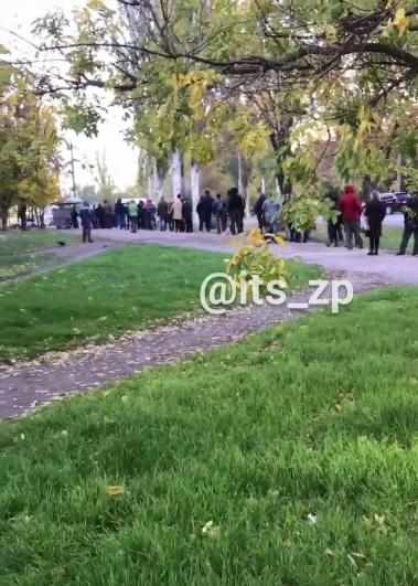 "Очередь на маршрутку №10 / фото: из видео &quot;Это Запорожье&quot;"