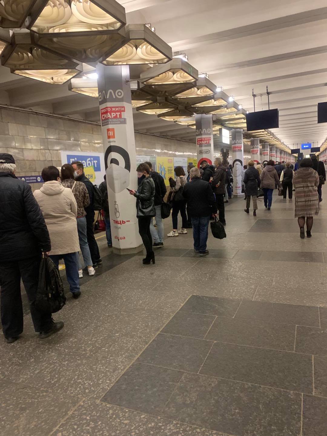"Скопление людей на перроне. Фото: группа &quot;Життя Оболонського Району та Мінського Масиву&quot;."