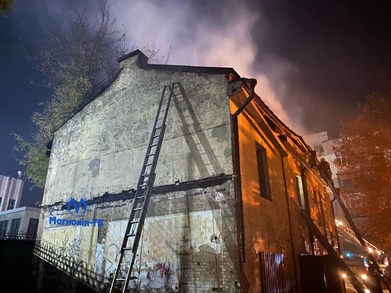 На Печерске произошел пожар в историческом доме. Фото: Магнолия ТВ