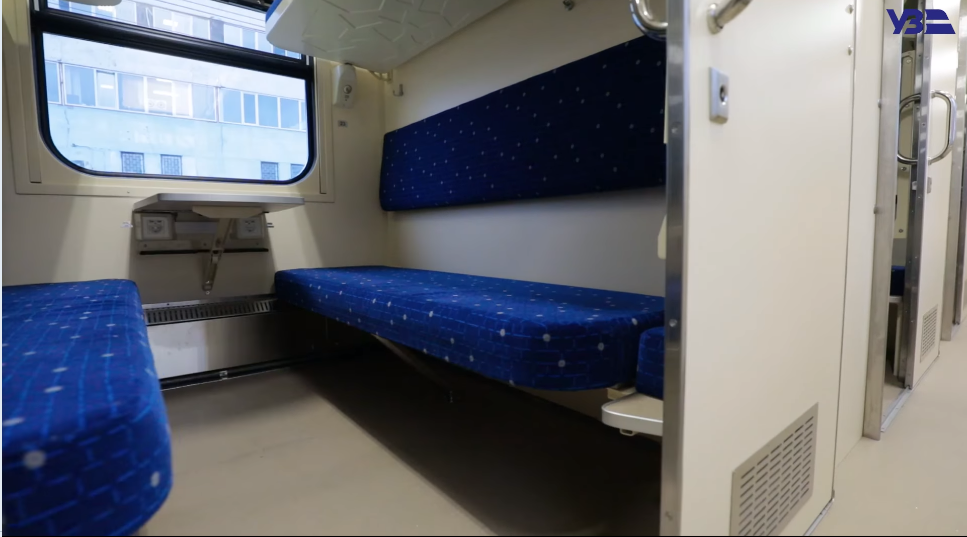 Poezddagi konduktorni kupesiga chaqirdi